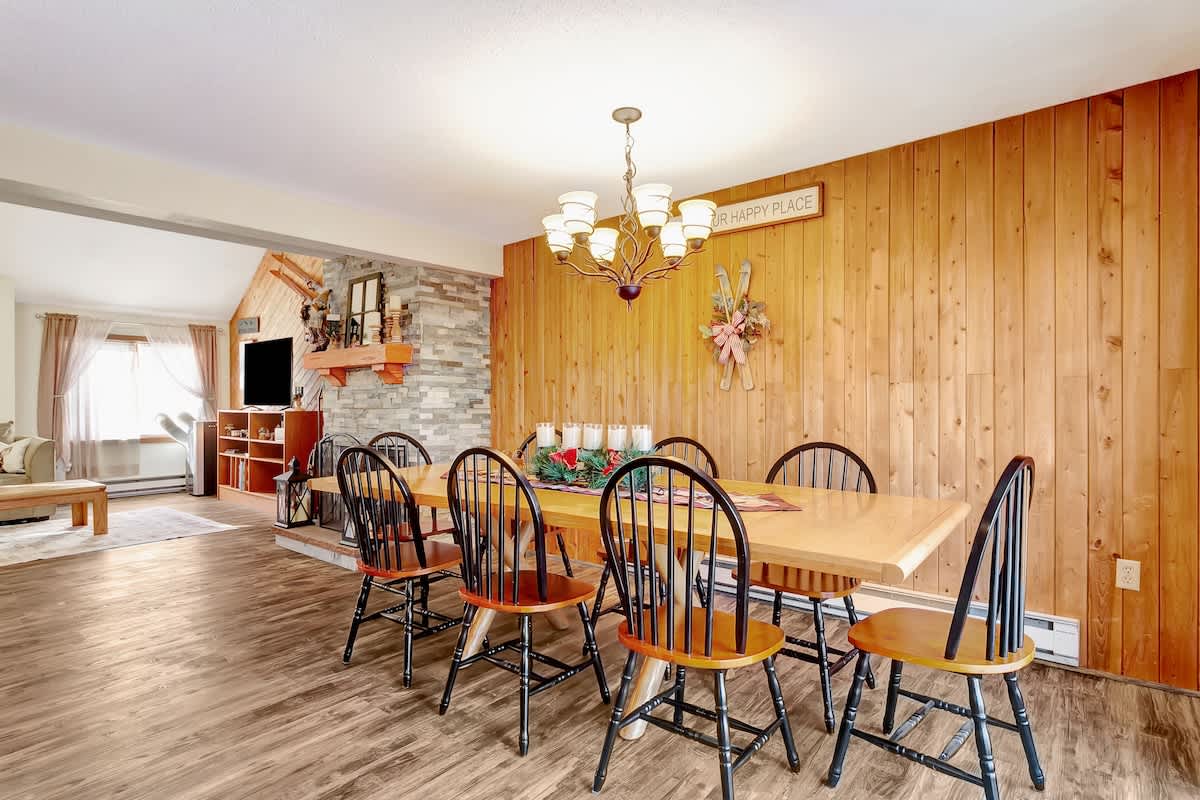 Crosstown Retreat 2 Miles to Mt Snow w Fireplace | Photo 18