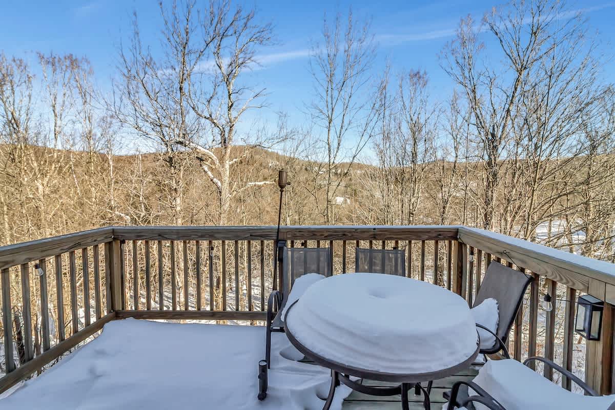 Crosstown Retreat 2 Miles to Mt Snow w Fireplace | Photo 32