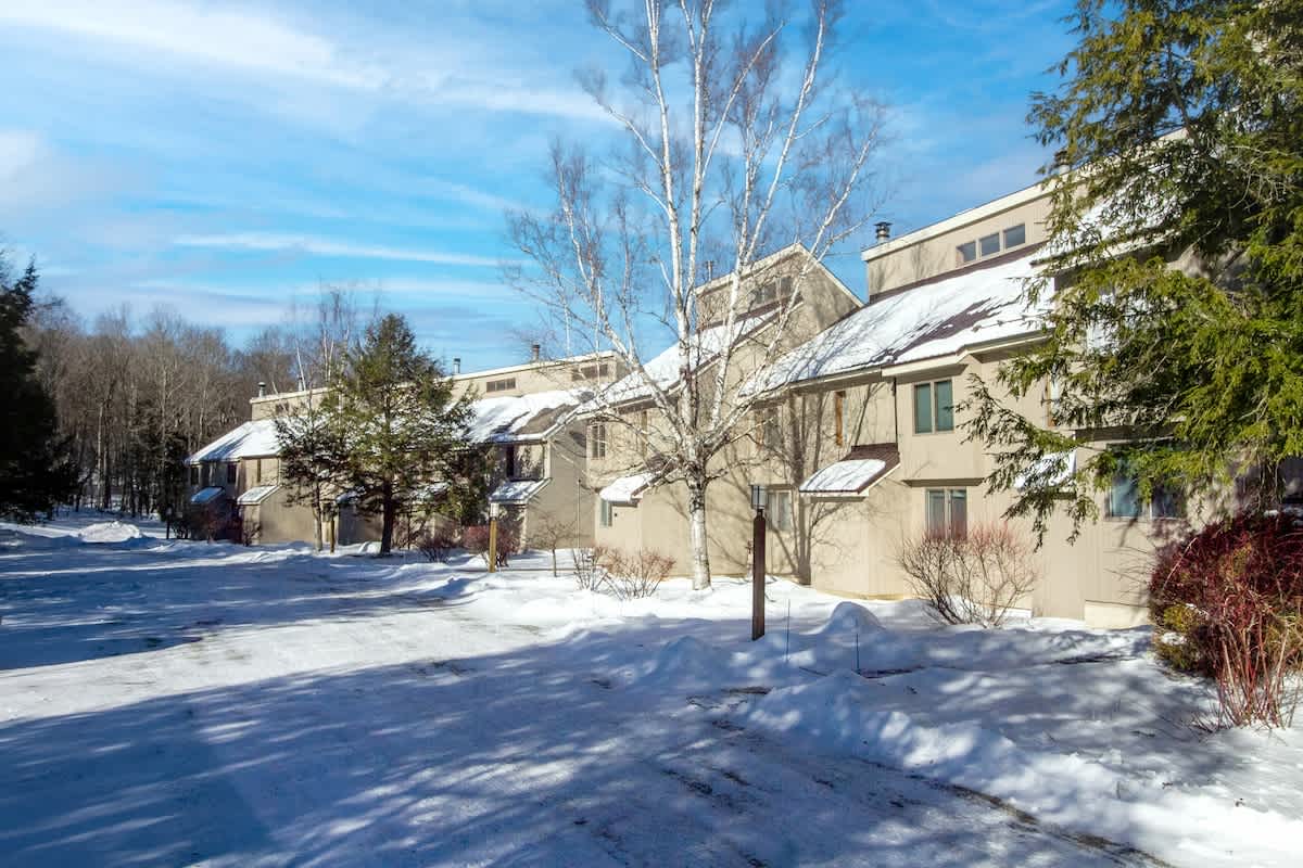 Crosstown Retreat 2 Miles to Mt Snow w Fireplace | Photo 2