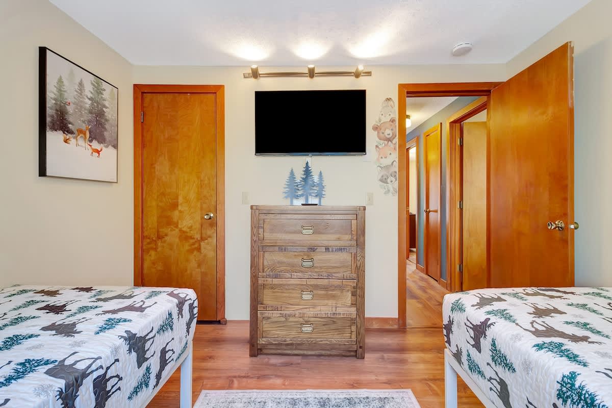 Crosstown Retreat 2 Miles to Mt Snow w Fireplace | Photo 28