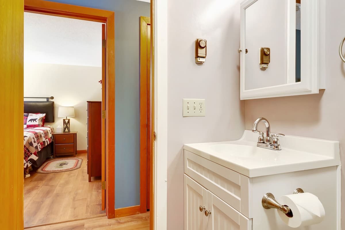 Crosstown Retreat 2 Miles to Mt Snow w Fireplace | Photo 26