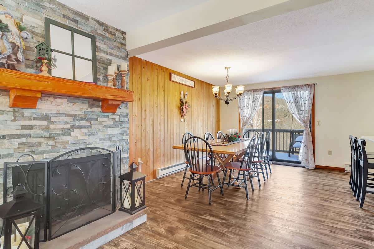 Crosstown Retreat 2 Miles to Mt Snow w Fireplace | Photo 11