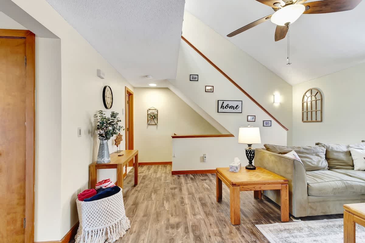 Crosstown Retreat 2 Miles to Mt Snow w Fireplace | Photo 10