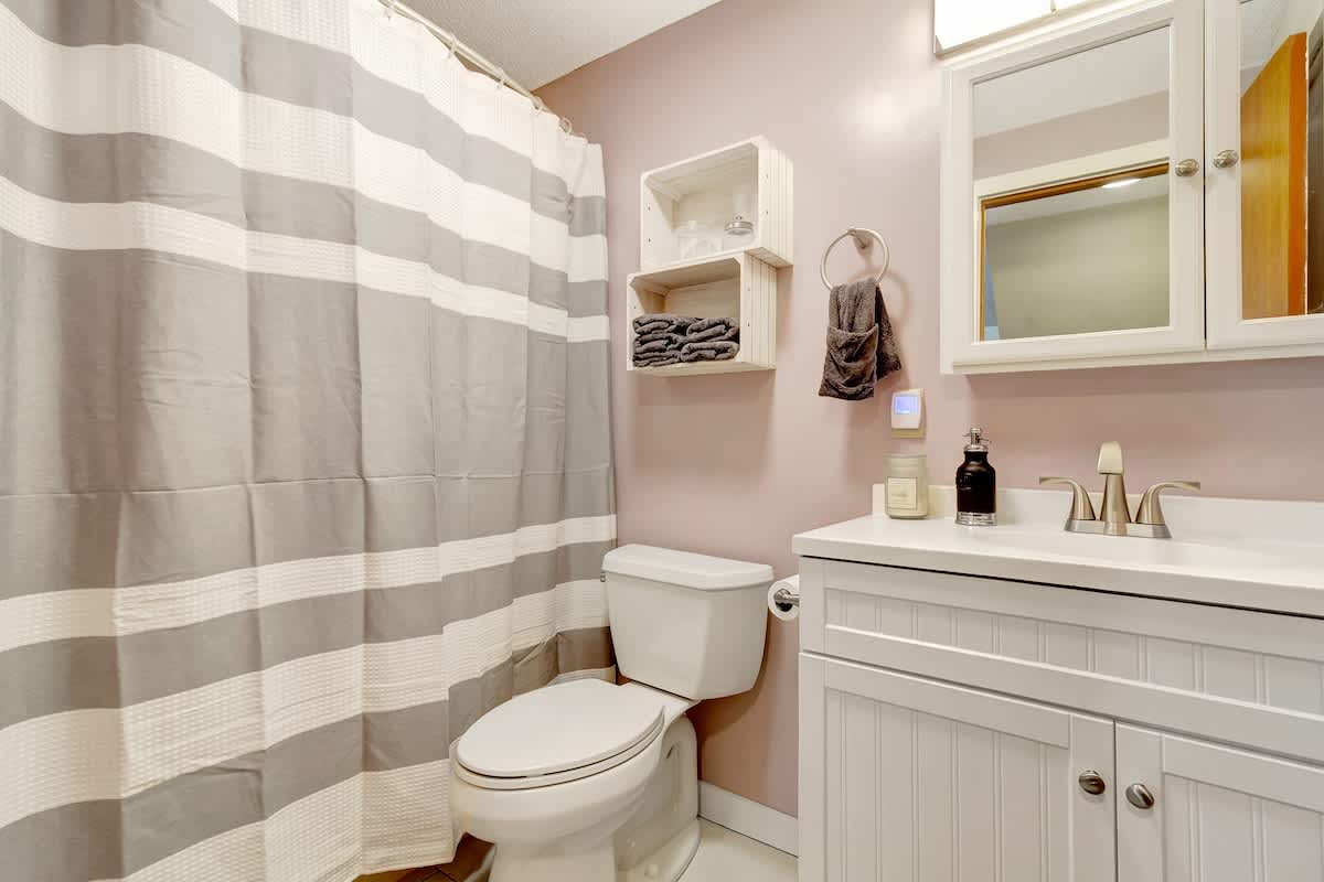 Crosstown Retreat 2 Miles to Mt Snow w Fireplace | Photo 31