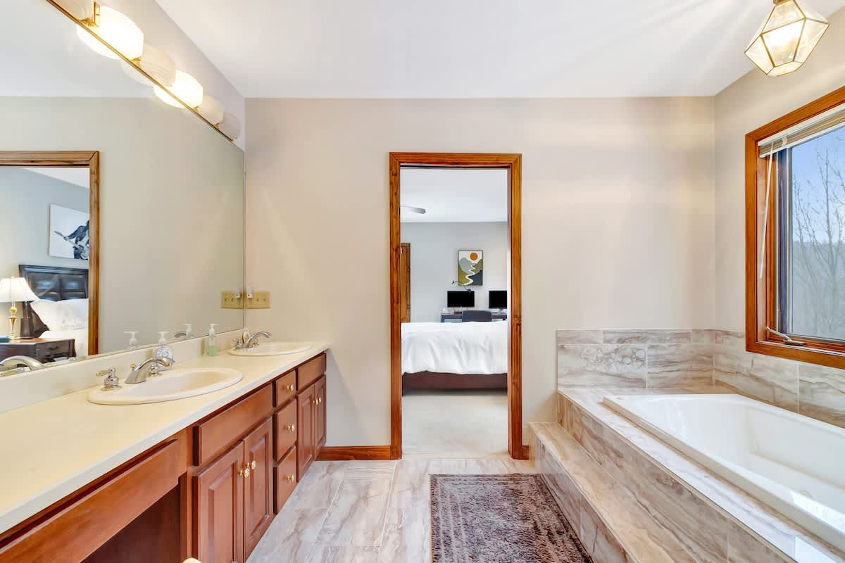 Spruce Lake Lodge Water Views Close To Mt Snow | Photo 21