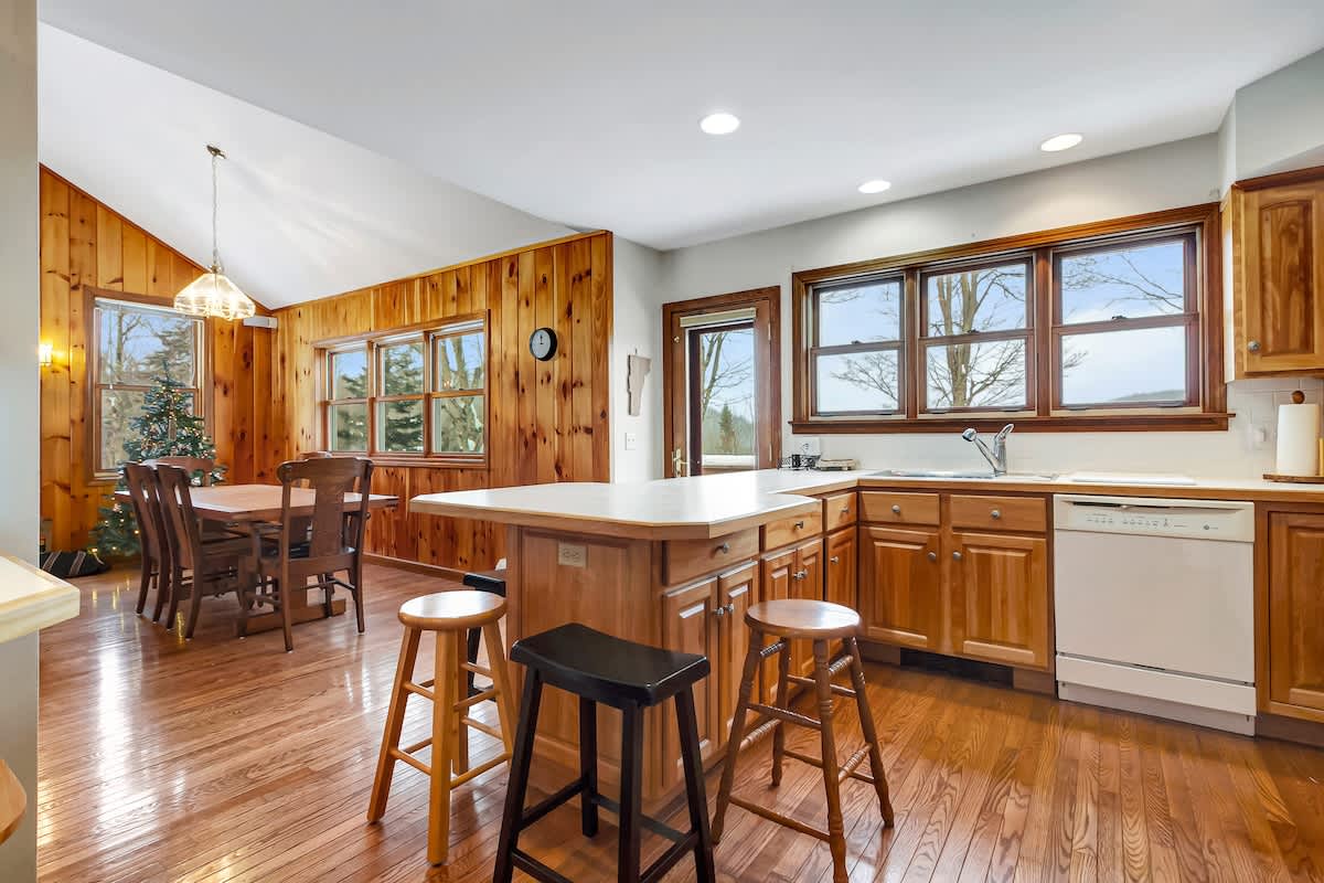 Spruce Lake Lodge Water Views Close To Mt Snow | Photo 14