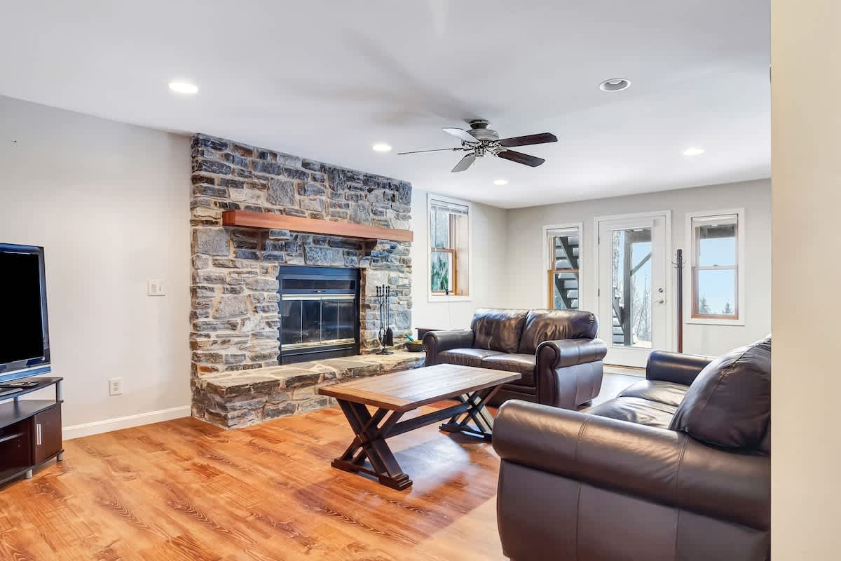 Spruce Lake Lodge Water Views Close To Mt Snow | Photo 4