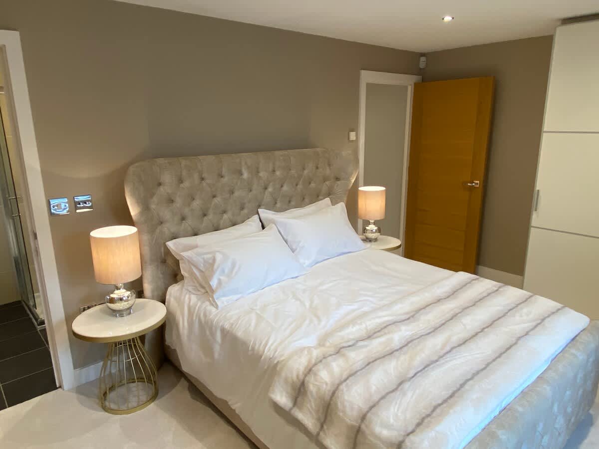 Luxury 2-bed Apt, Beautiful Location near Beach - Photo 4