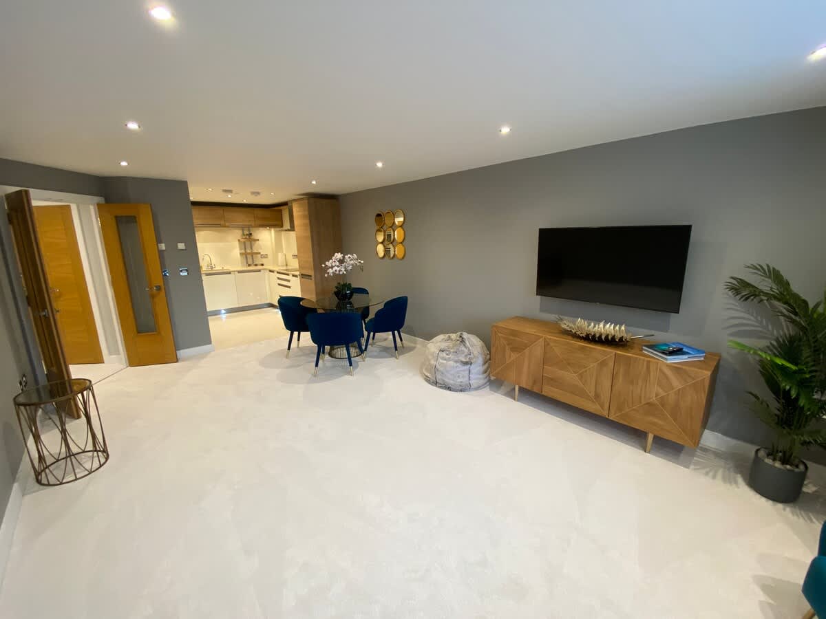 Luxury 2-bed Apt, Beautiful Location near Beach - Photo 1