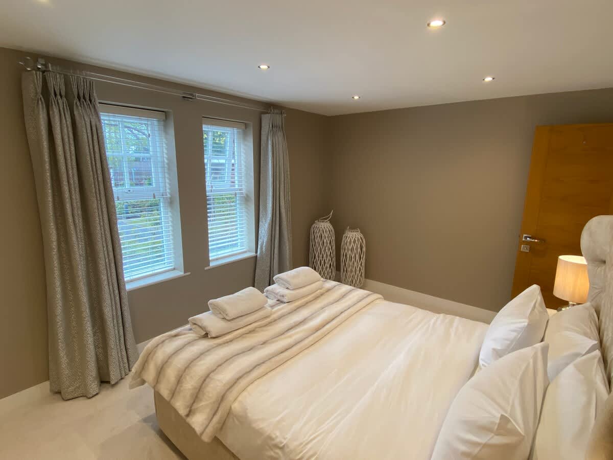 Luxury 2-bed Apt, Beautiful Location near Beach - Photo 24