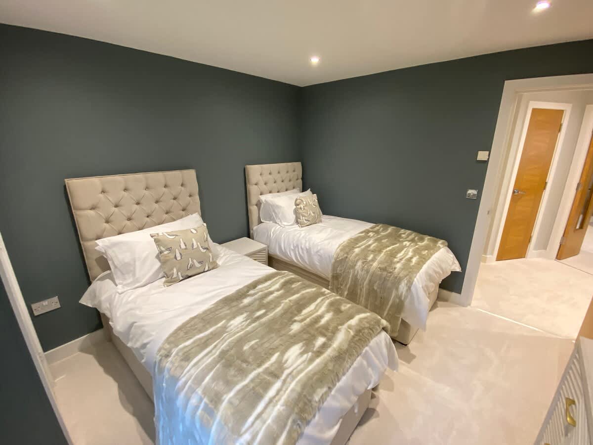 Luxury 2-bed Apt, Beautiful Location near Beach - Photo 20