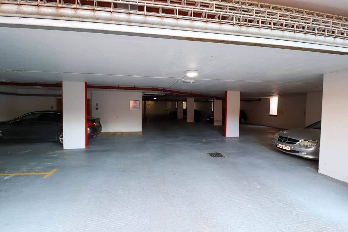 Luxury 2-bed Apt, Beautiful Location near Beach - Photo 13