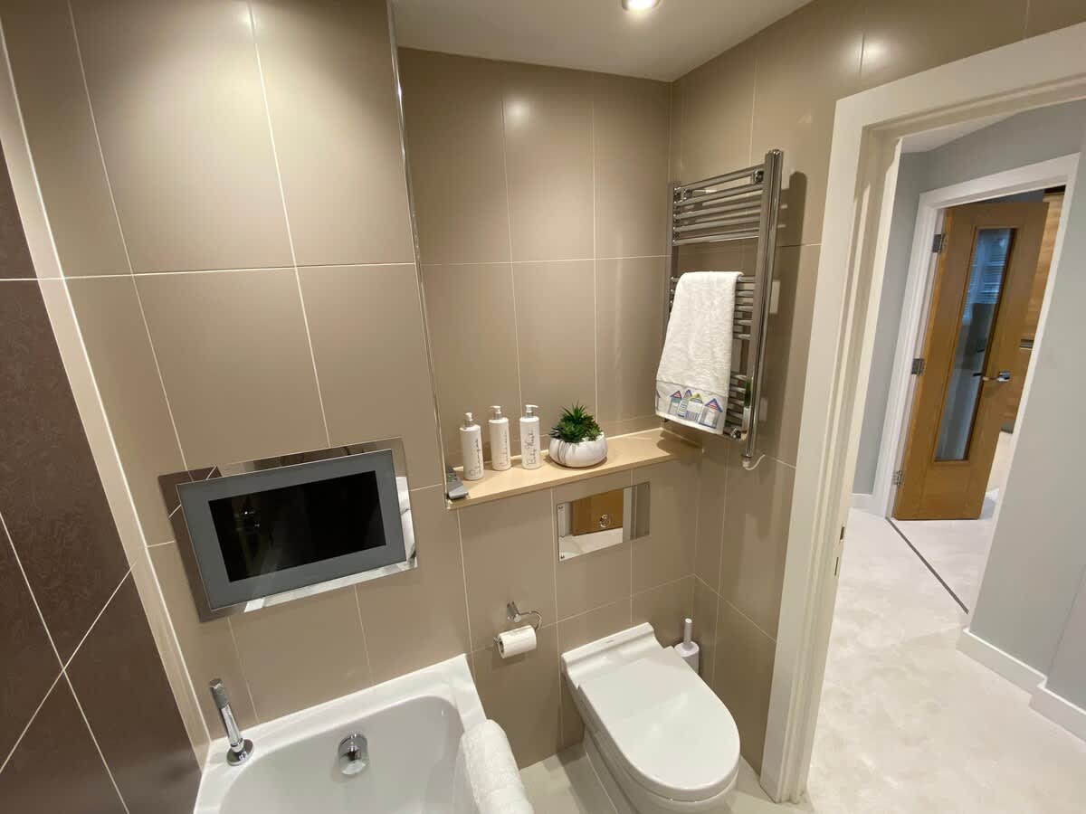 Luxury 2-bed Apt, Beautiful Location near Beach - Photo 23