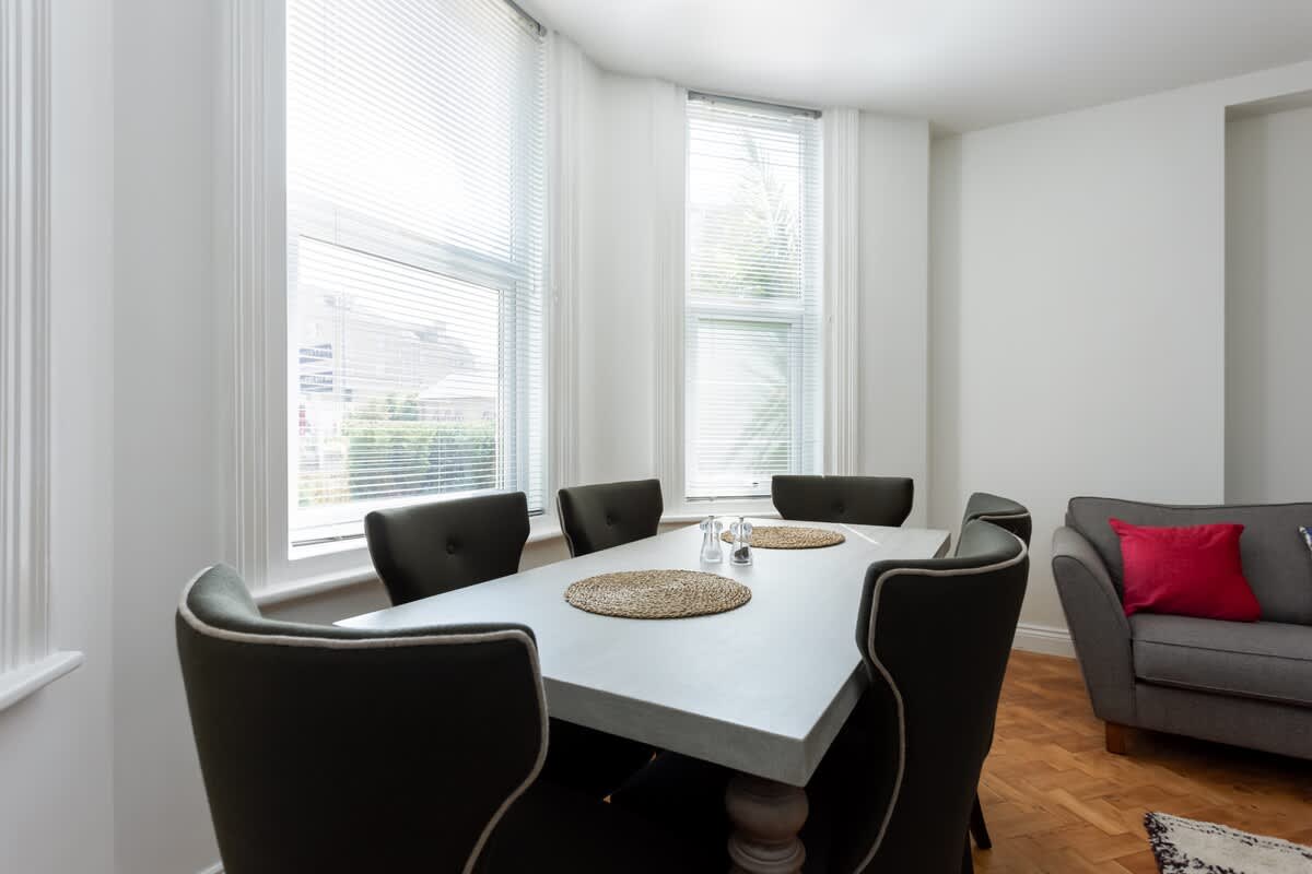 Beautiful 2-bed 2-bath, Walk 2 Beach, Free Parking