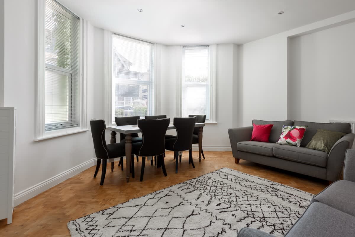 Beautiful 2-bed 2-bath, Walk 2 Beach, Free Parking