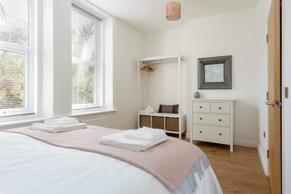 Beautiful 2-bed 2-bath, Walk 2 Beach, Free Parking