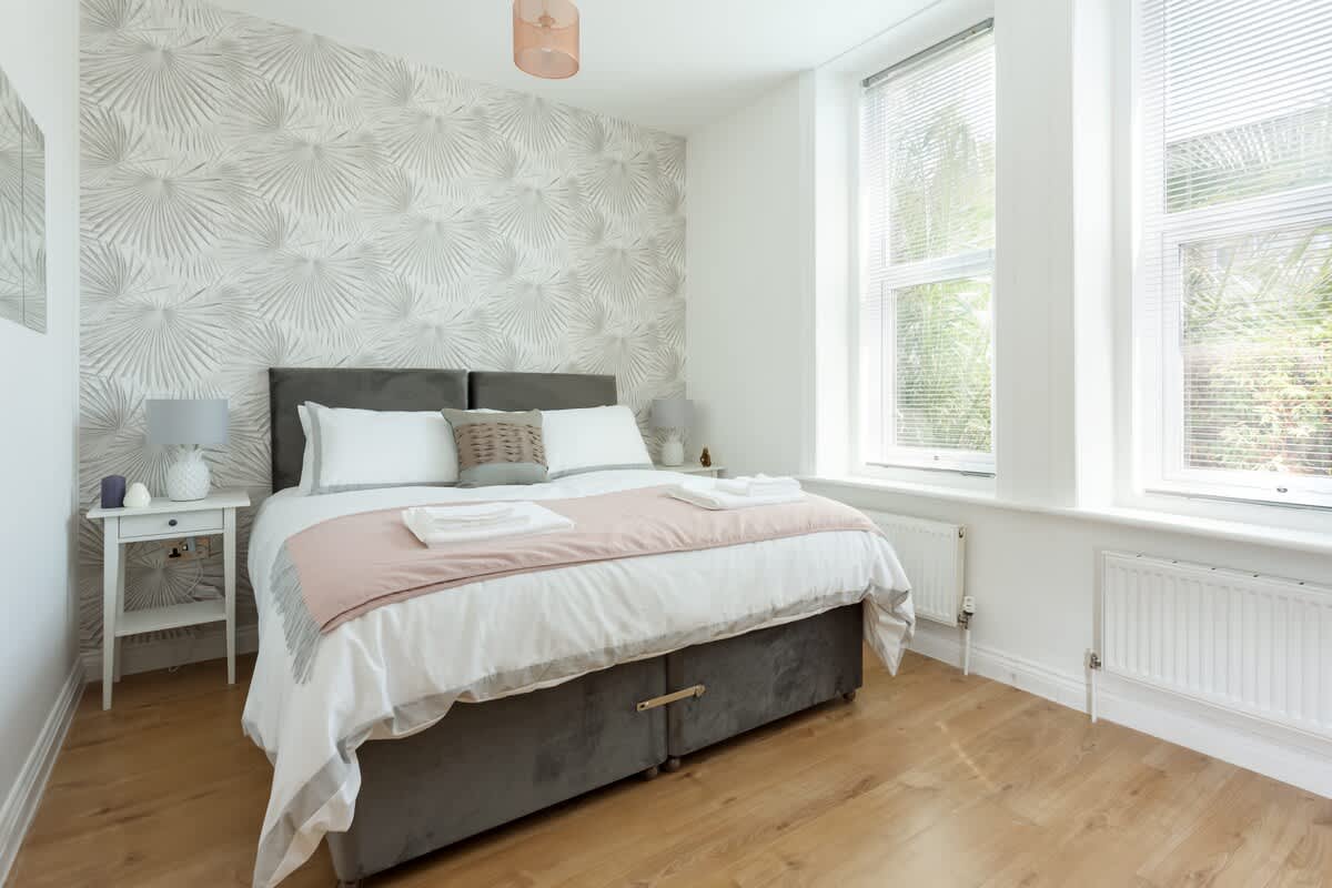 Beautiful 2-bed 2-bath, Walk 2 Beach, Free Parking