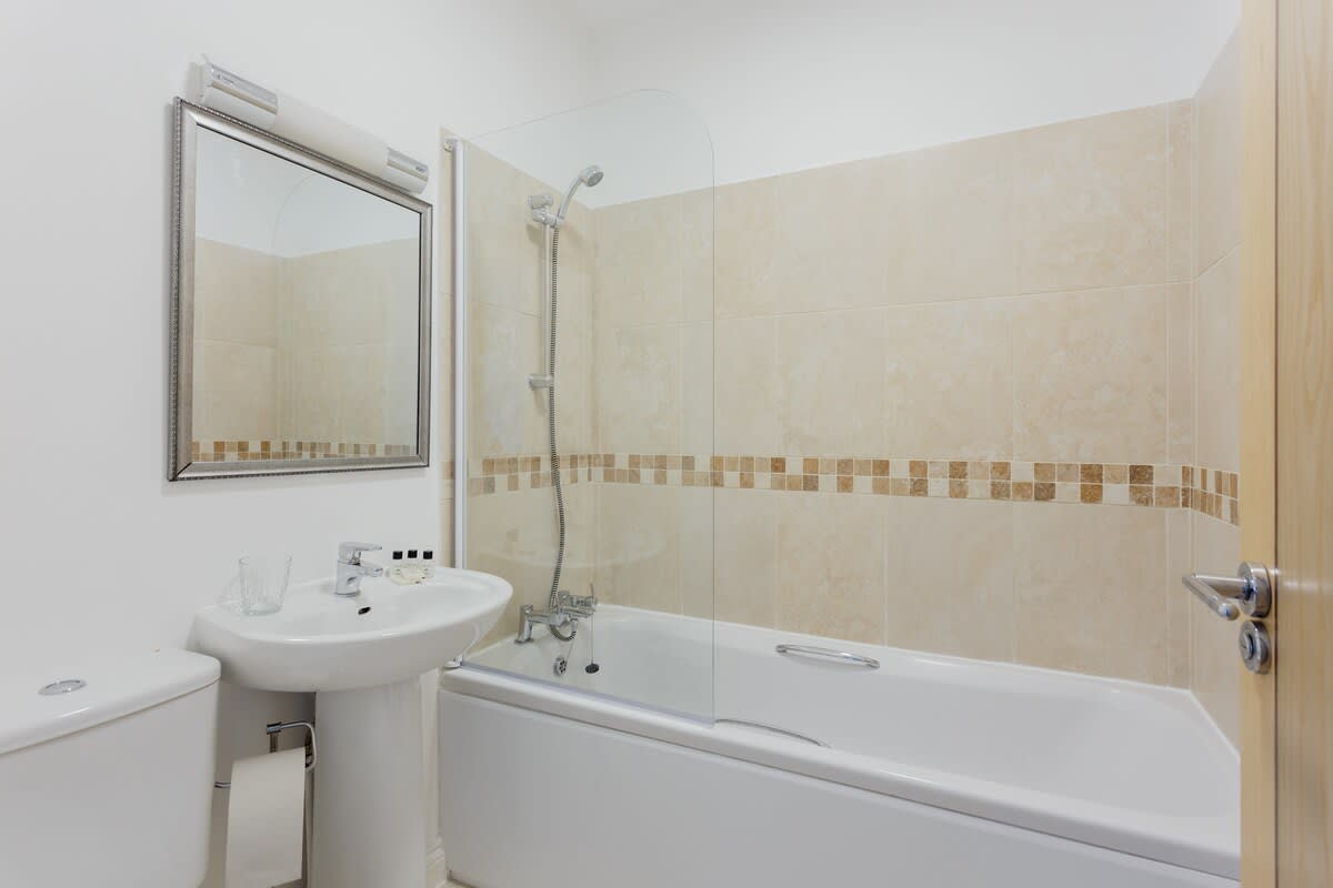 Beautiful 2-bed 2-bath, Walk 2 Beach, Free Parking