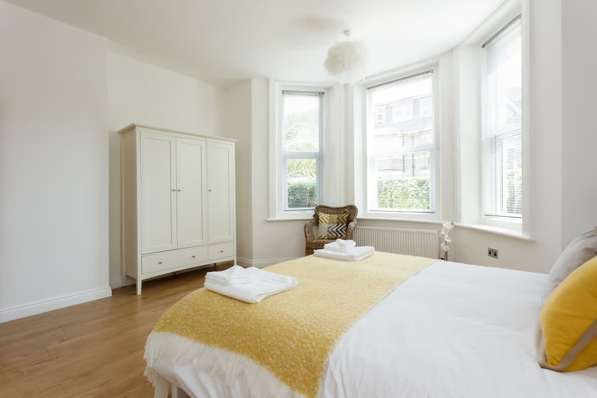 Beautiful 2-bed 2-bath, Walk 2 Beach, Free Parking