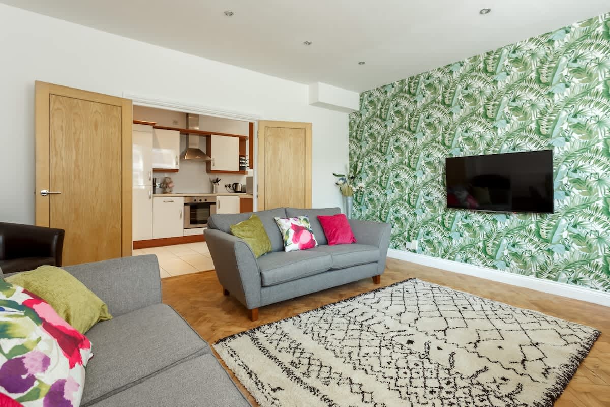 Beautiful 2-bed 2-bath, Walk 2 Beach, Free Parking