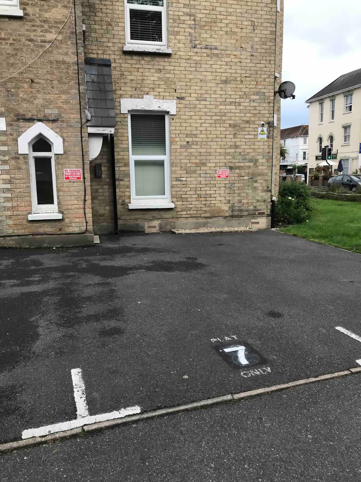 *NEW* Contemporary 2 bed, free parking