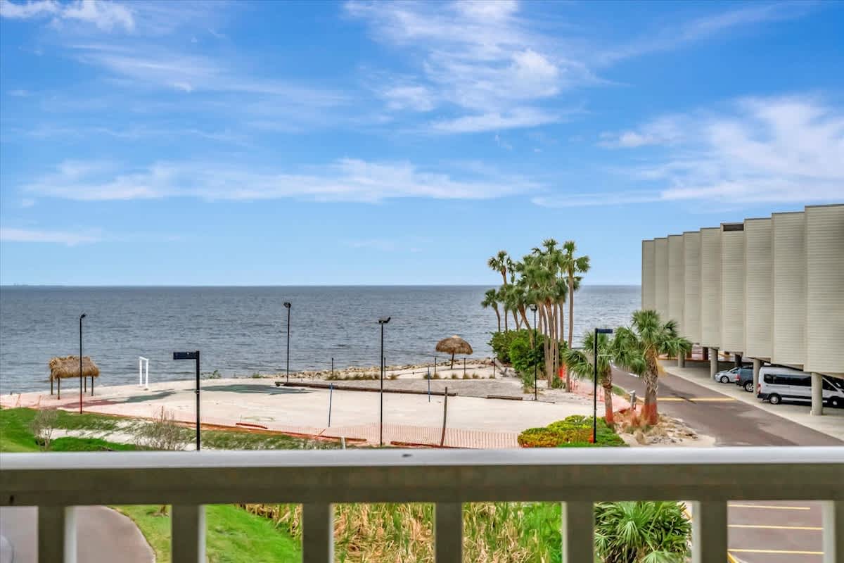 Modern Tampa Waterfront Condo | Heated Pool & Bar!