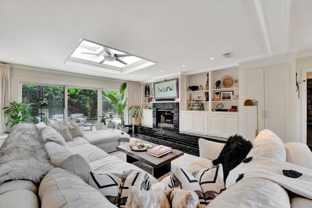 Hidden Mansion in Palma Ceia | Spa & Yoga Room! 2