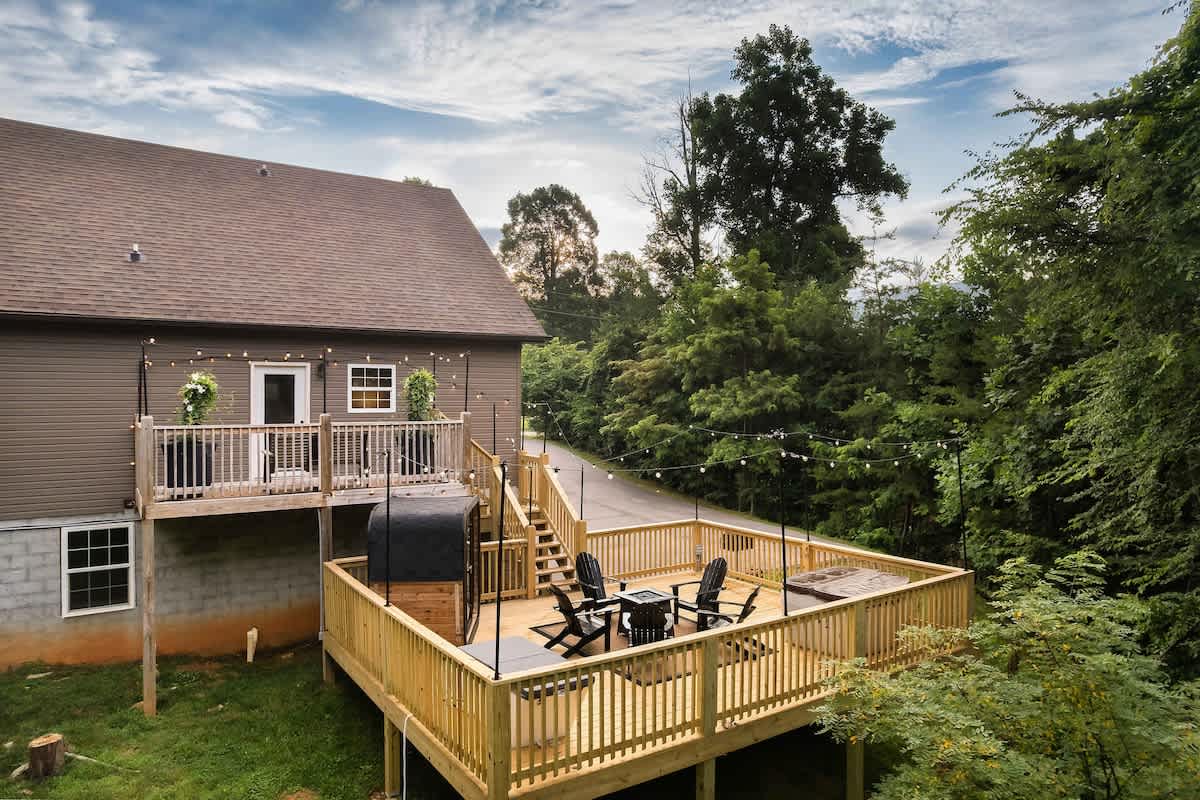 Luxe Cabin, Sleeps 11, Sauna, Gym, Theater Game — Sevierville, TN — vacation rental