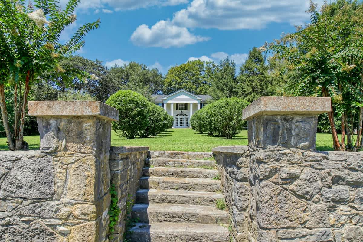 Bella Rose Estate: Romantic getaway w/ fireplace. — Goodlettsville, TN — vacation rental
