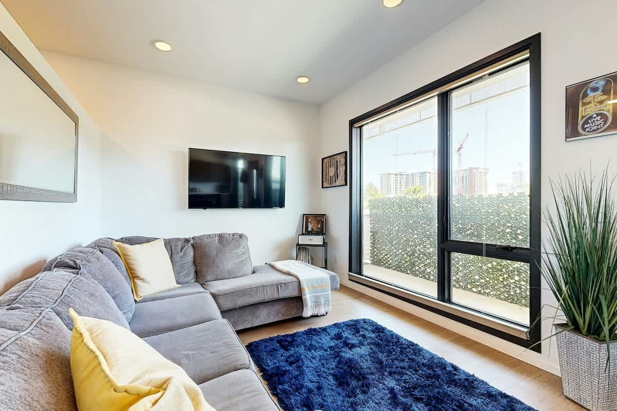 Skyline-View Condo with WiFi, Central AC, W/D, Balcony, Seasonal Pool, & Gym — Nashville, TN — vacation rental