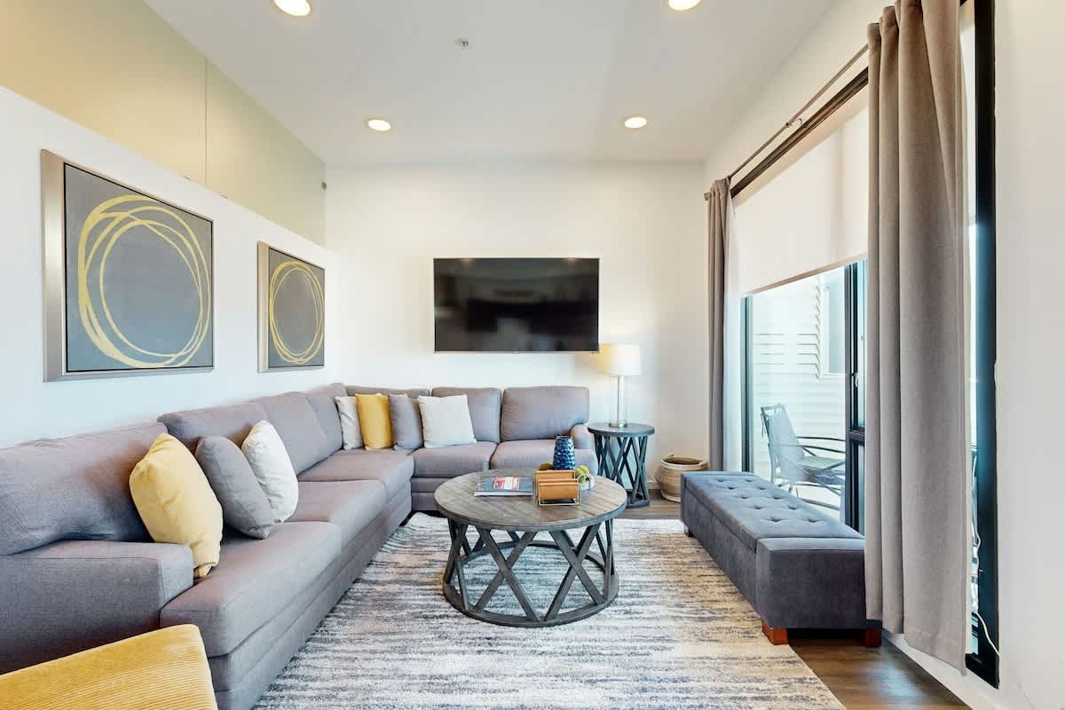 Luxe Top Floor Condo with Balcony, W/D, Seasonal Courtyard Pool, & Gym — Nashville, TN — vacation rental
