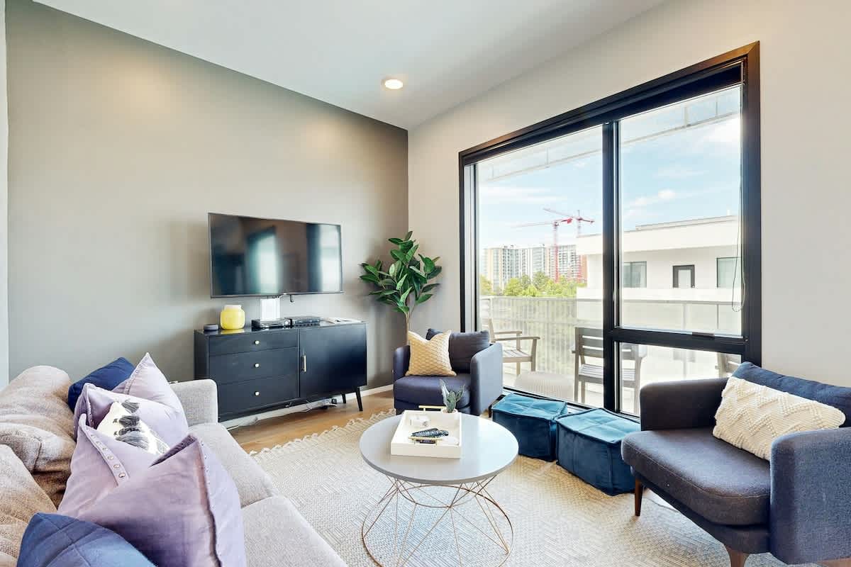 Luxury Condo with Central AC, W/D, Seasonal Outdoor Pool, & Fitness Center — Nashville, TN — vacation rental