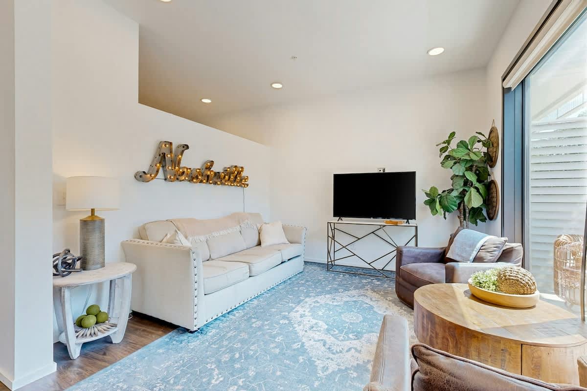 Elevated green-build condo with WiFi, balcony, central AC, W/D, and pool access — Nashville, TN — vacation rental