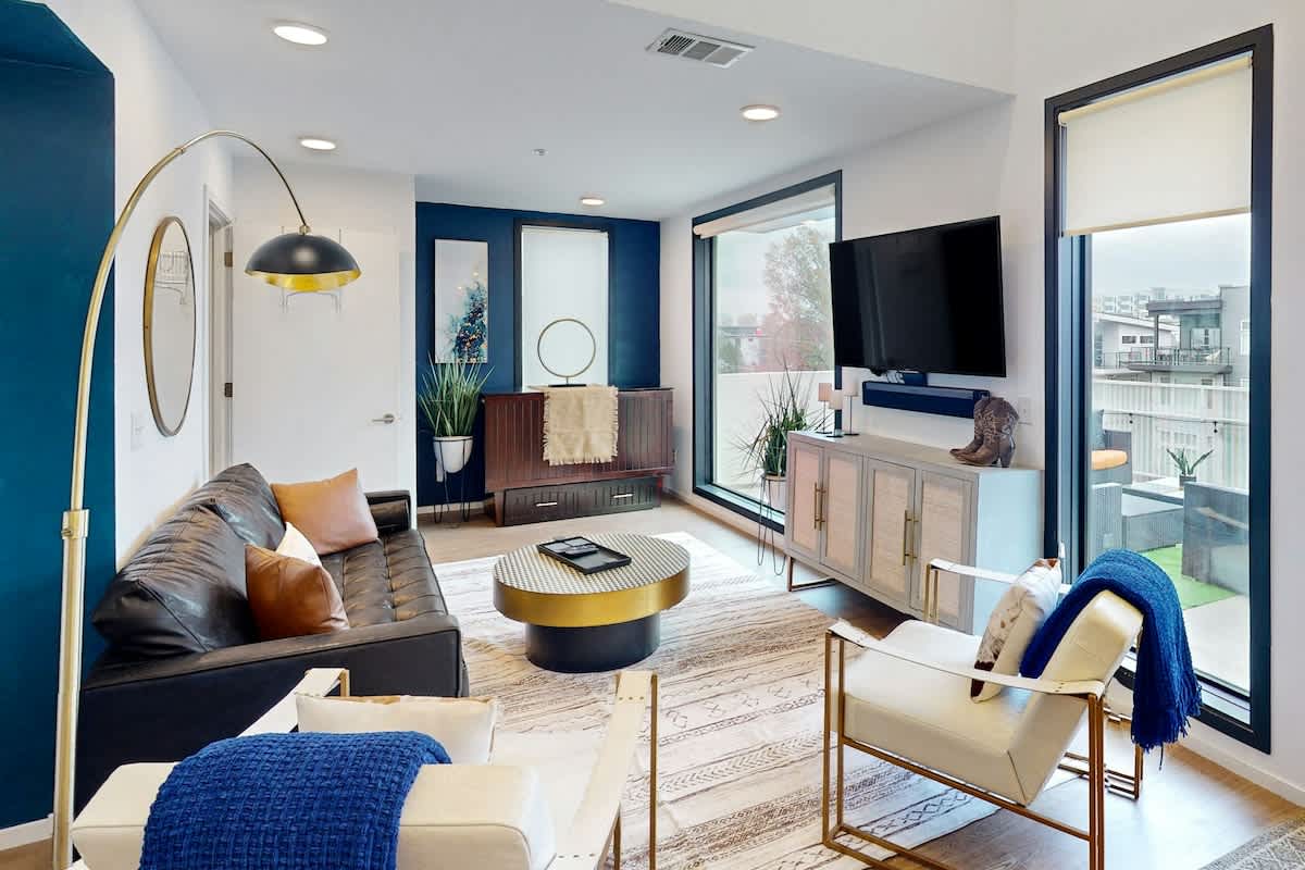 Chic Music City Hideaway, Sleeps 6 with large outdoor deck, pool and gym — Nashville, TN — vacation rental