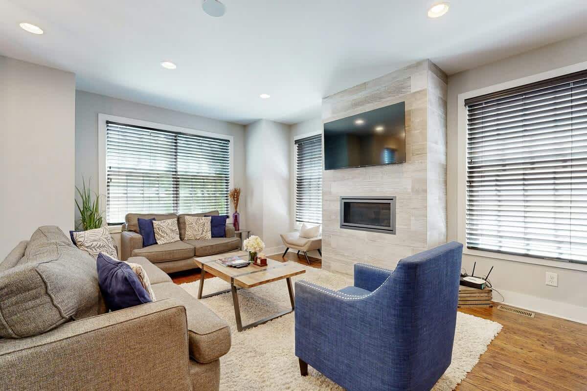 High-end Nashville home in The Gulch near downtown w/rooftop deck, WiFi, & AC — Nashville, TN — vacation rental