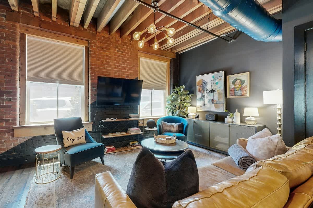 Luxe, historical condo home near downtown with W/D, pool, outdoor lounge & grill — Nashville, TN — vacation rental
