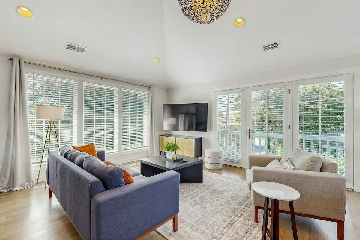 Designer 12 South gem - full kitchen & central AC - steps to shops & dining — Nashville, TN — vacation rental