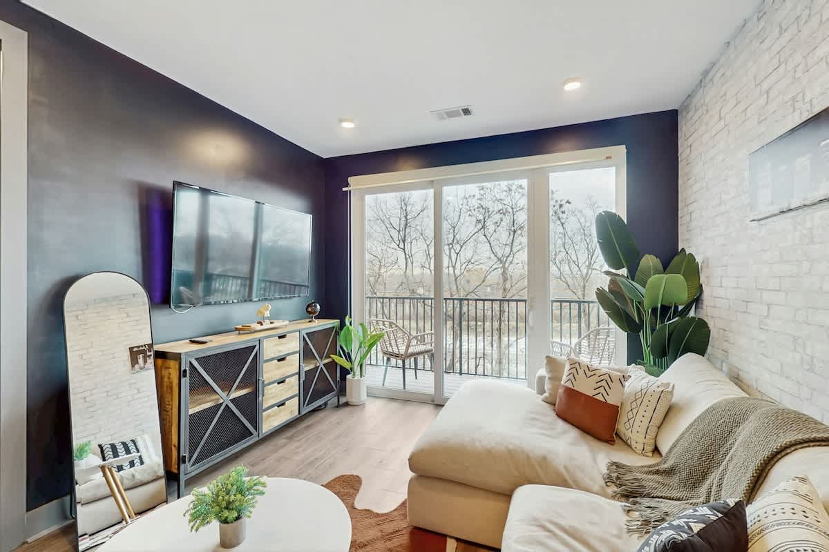 Modern Muse downtown condo with private balcony, central AC, & rooftop lounge — Nashville, TN — vacation rental