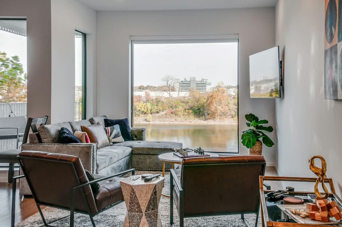 Riverfront condo with a furnished balcony - downtown, fast WiFi & central AC — Nashville, TN — vacation rental