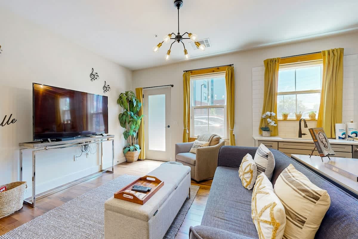 Immaculate condo with patio, access to pool & outdoor lounge - near downtown — Nashville, TN — vacation rental