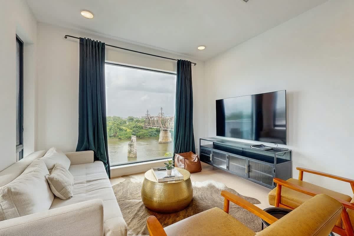 Luxe downtown condo on the waterfront - river-view balcony, fast WiFi & W/D — Nashville, TN — vacation rental