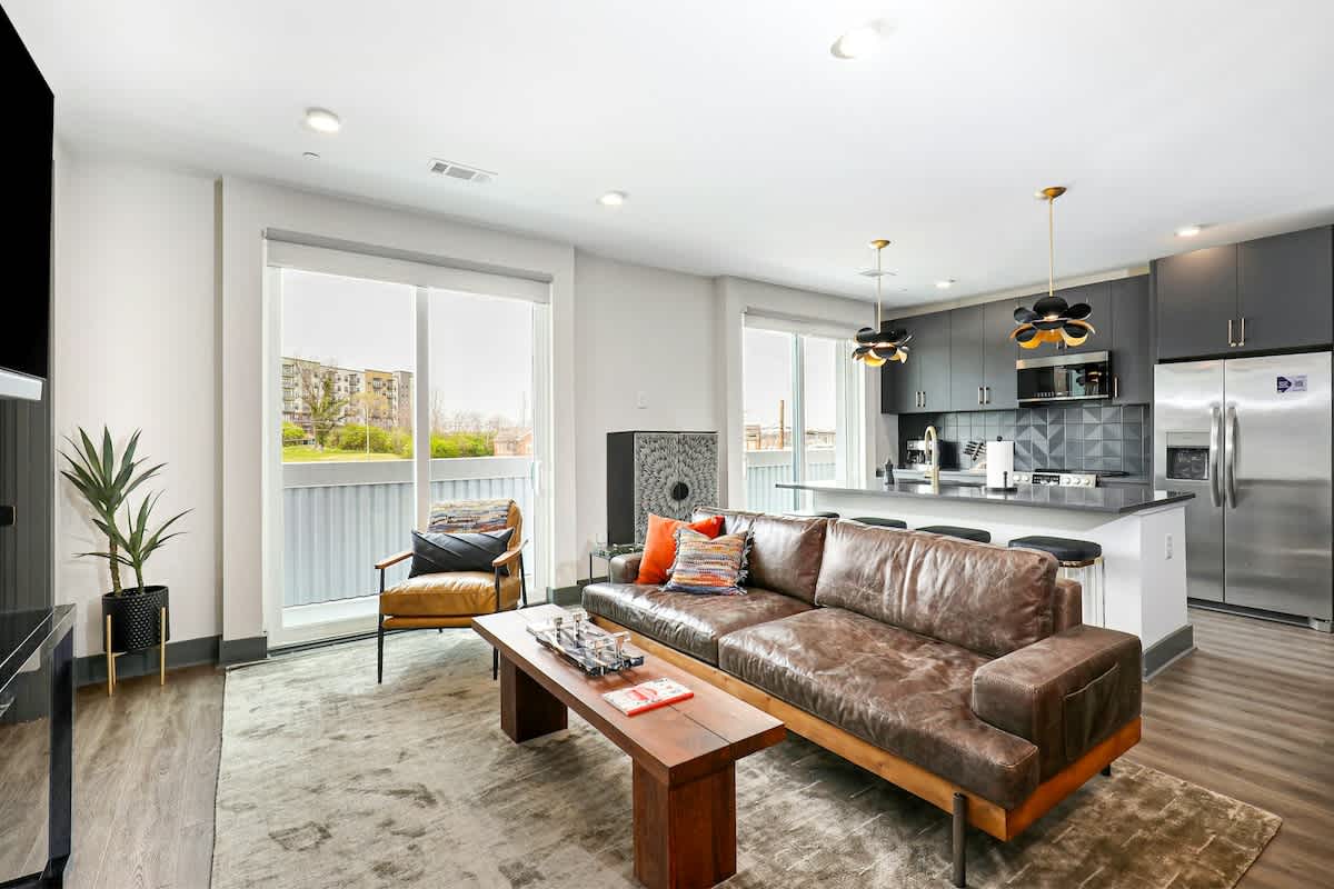 Muse Contemporary second-floor condo with high-speed WiFi, central AC & balcony — Nashville, TN — vacation rental
