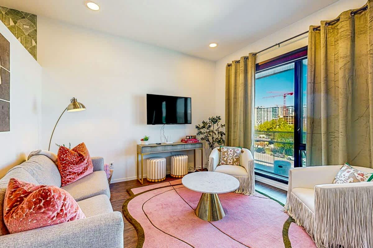 Modern end-unit condo with balcony, AC, washer/dryer & seasonal pool — Nashville, TN — vacation rental