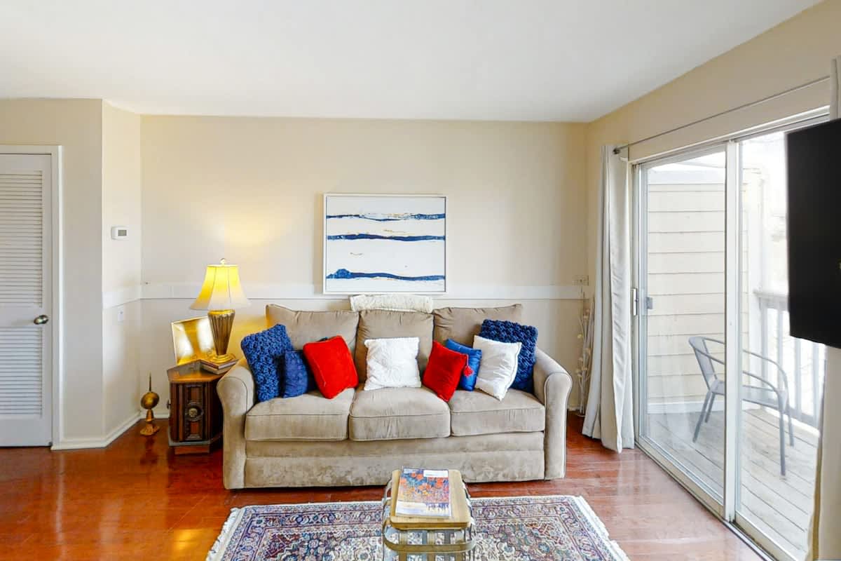 Third-floor riverfront condo with shared pool, fast WiFi, balcony, & central AC — Nashville, TN — vacation rental