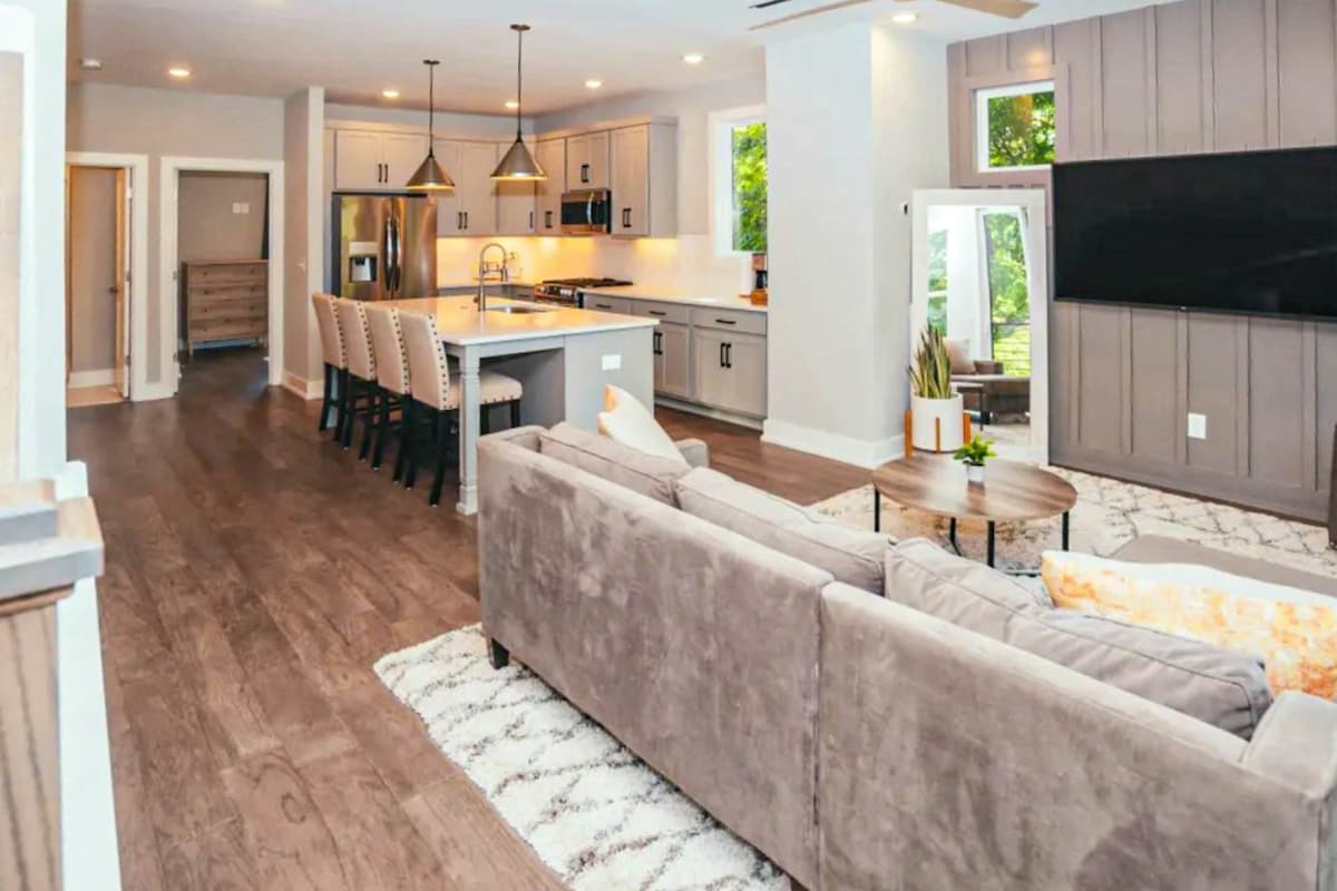 Brand-new townhome - Monty - two-car garage, private W/D, and rooftop deck — Nashville, TN — vacation rental