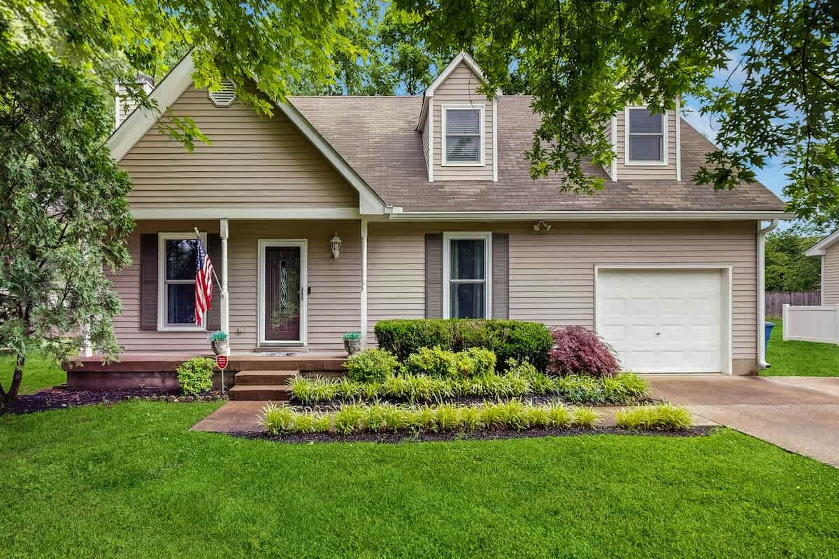 Cozy custom-furnished home with yard, firepit, children's items, AC, & office — Franklin, TN — vacation rental