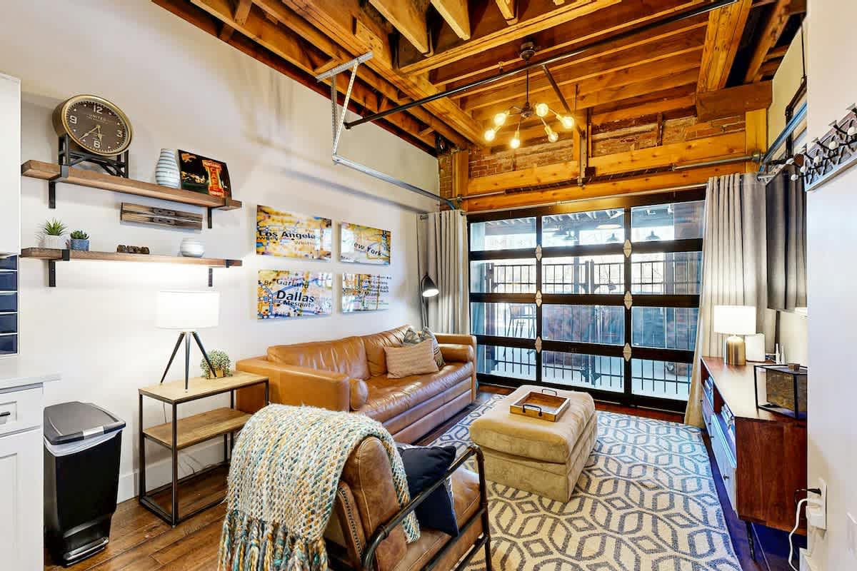 One-of-a-kind condo near downtown - pool, fitness room, central AC, washer/dryer — Nashville, TN — vacation rental