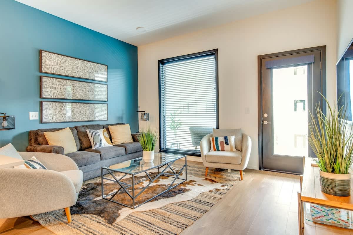 Modern condo near attractions with outdoor pool, balcony, central AC, and WiFi — Nashville, TN — vacation rental