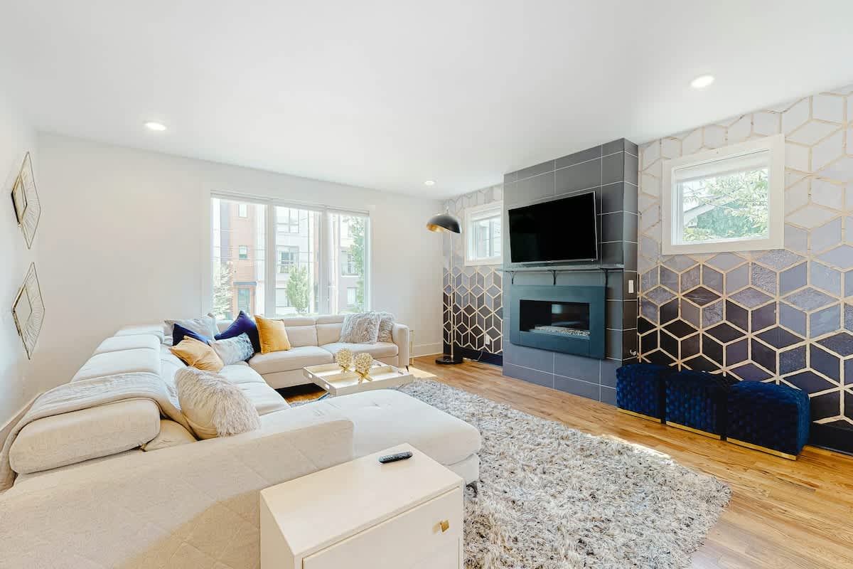 Stunning new w/skyline views, rooftop deck, firepit, game room, shuffleboard, AC — Nashville, TN — vacation rental