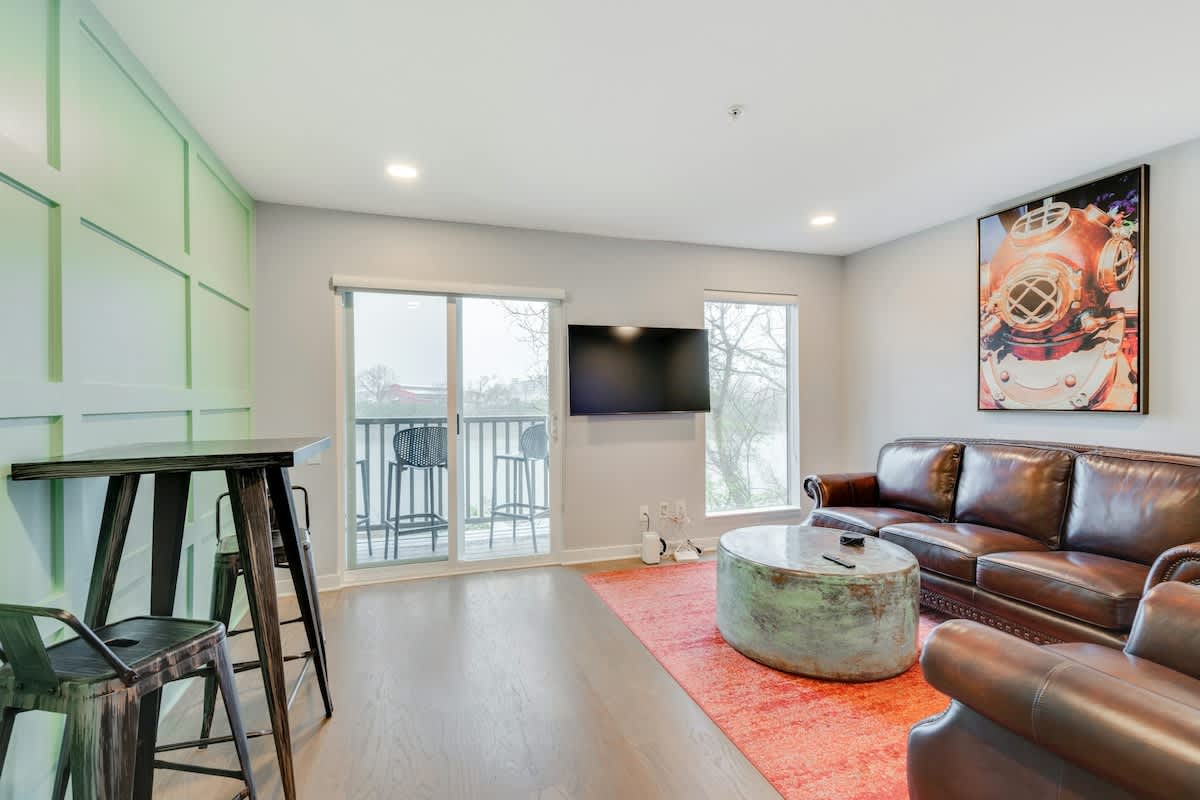 The Cumberland Condo - Pool, Riverfront, 1 Mile to Broadway, Walk to Germantown — Nashville, TN — vacation rental